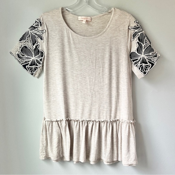 🏷️ 2/$20 Hailey & Co. Grey Embroidered Peplum Top - Picture 1 of 8